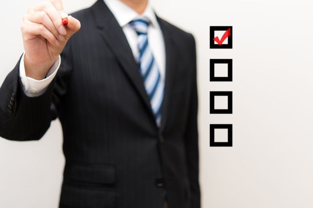 受託製造の基礎知識を説明するビジネスマン